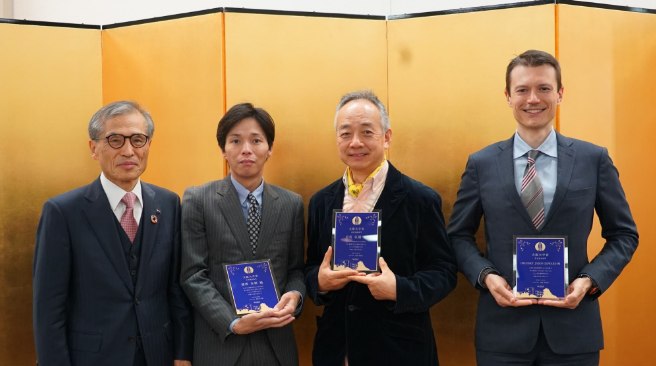 Jason Orlosky receiving the Osaka University Award